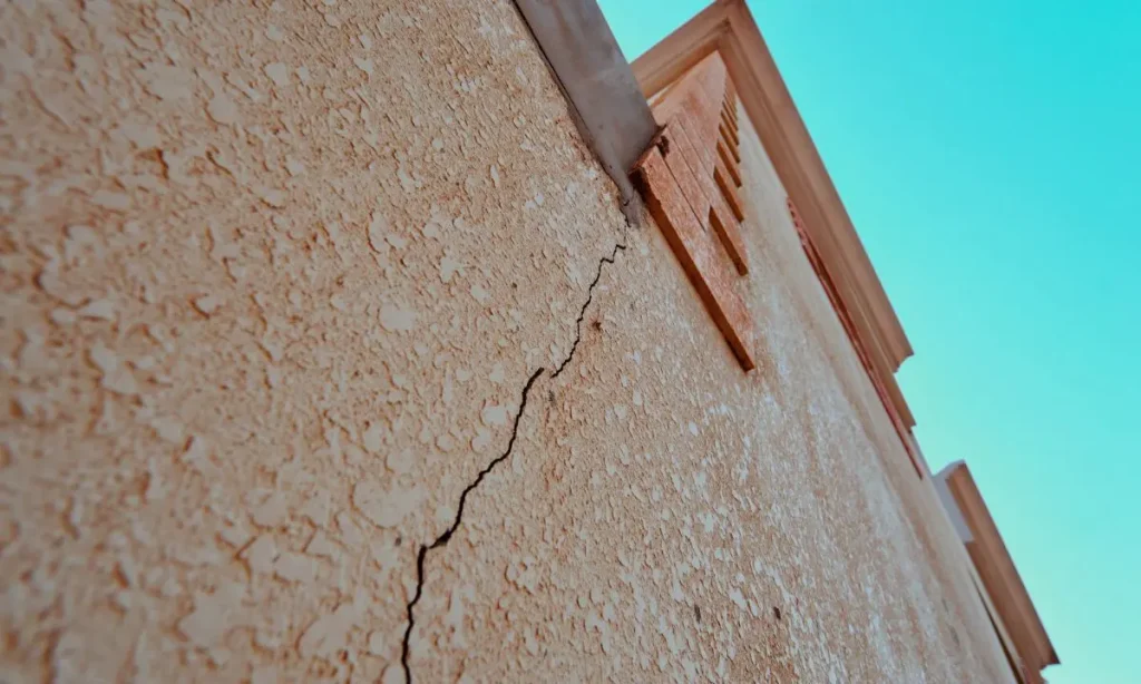 maison murs fissurés